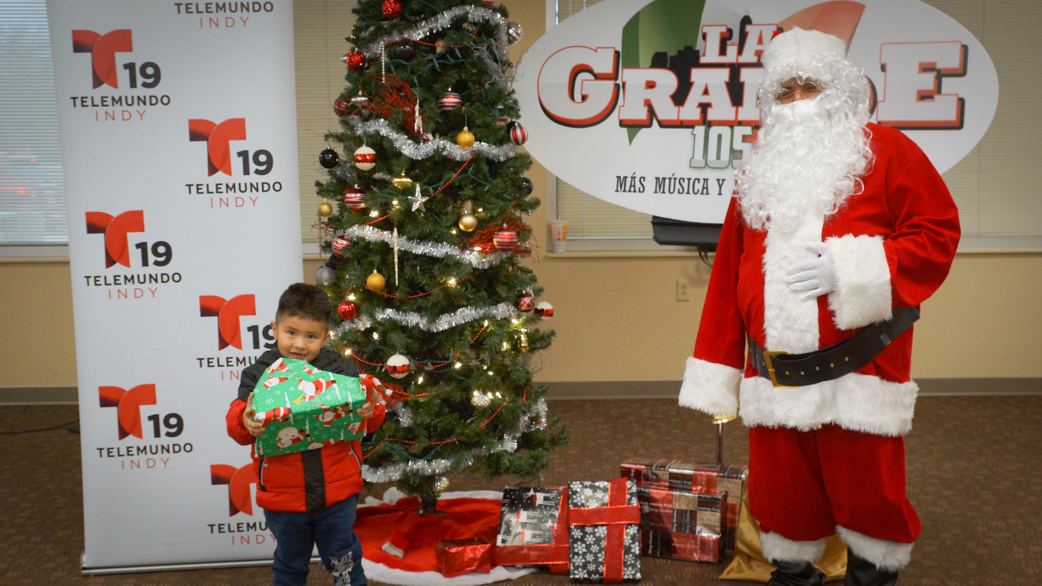 Navidad En Grande Pics with Santa Claus