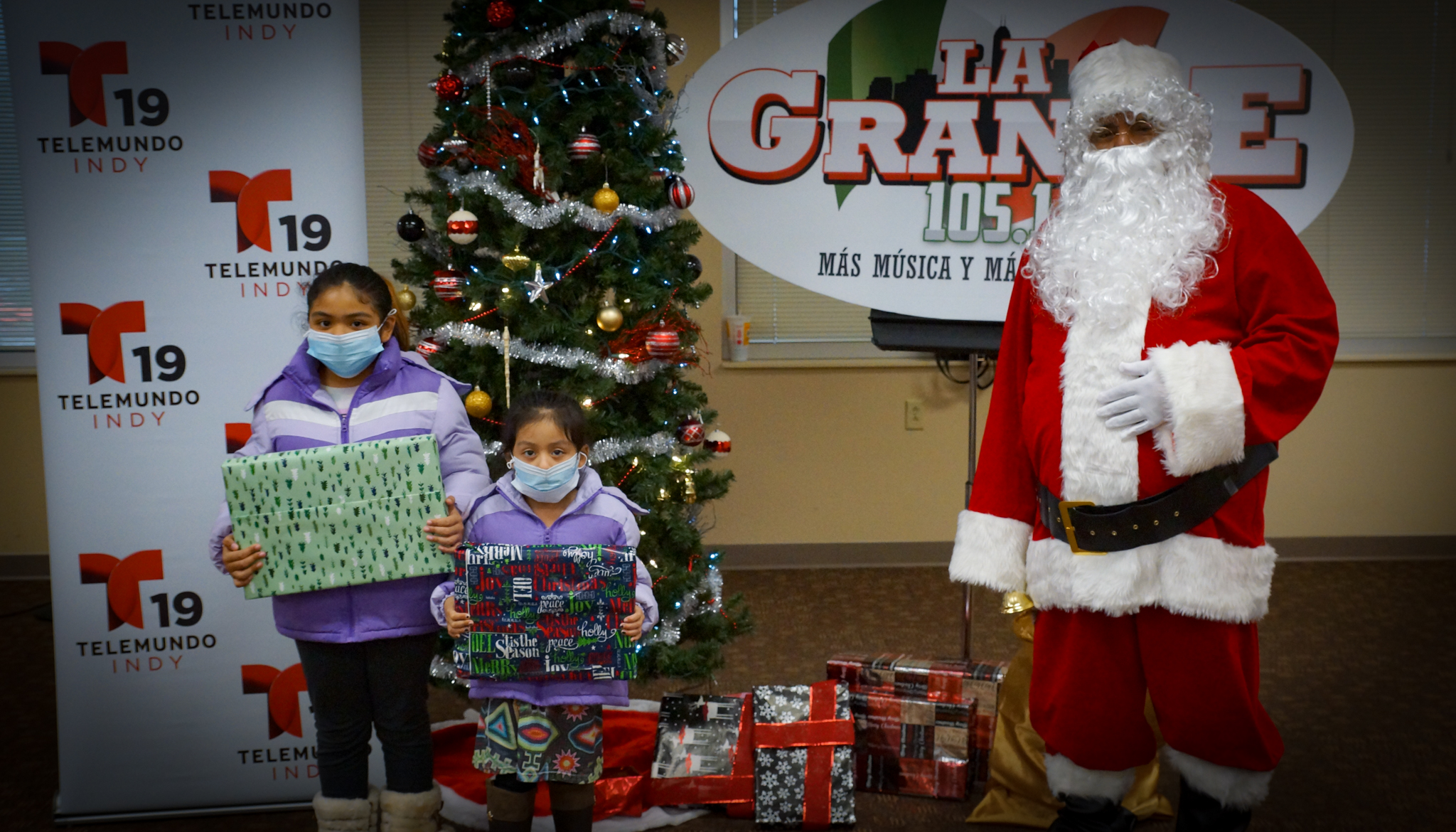 Navidad En Grande Pics with Santa Claus