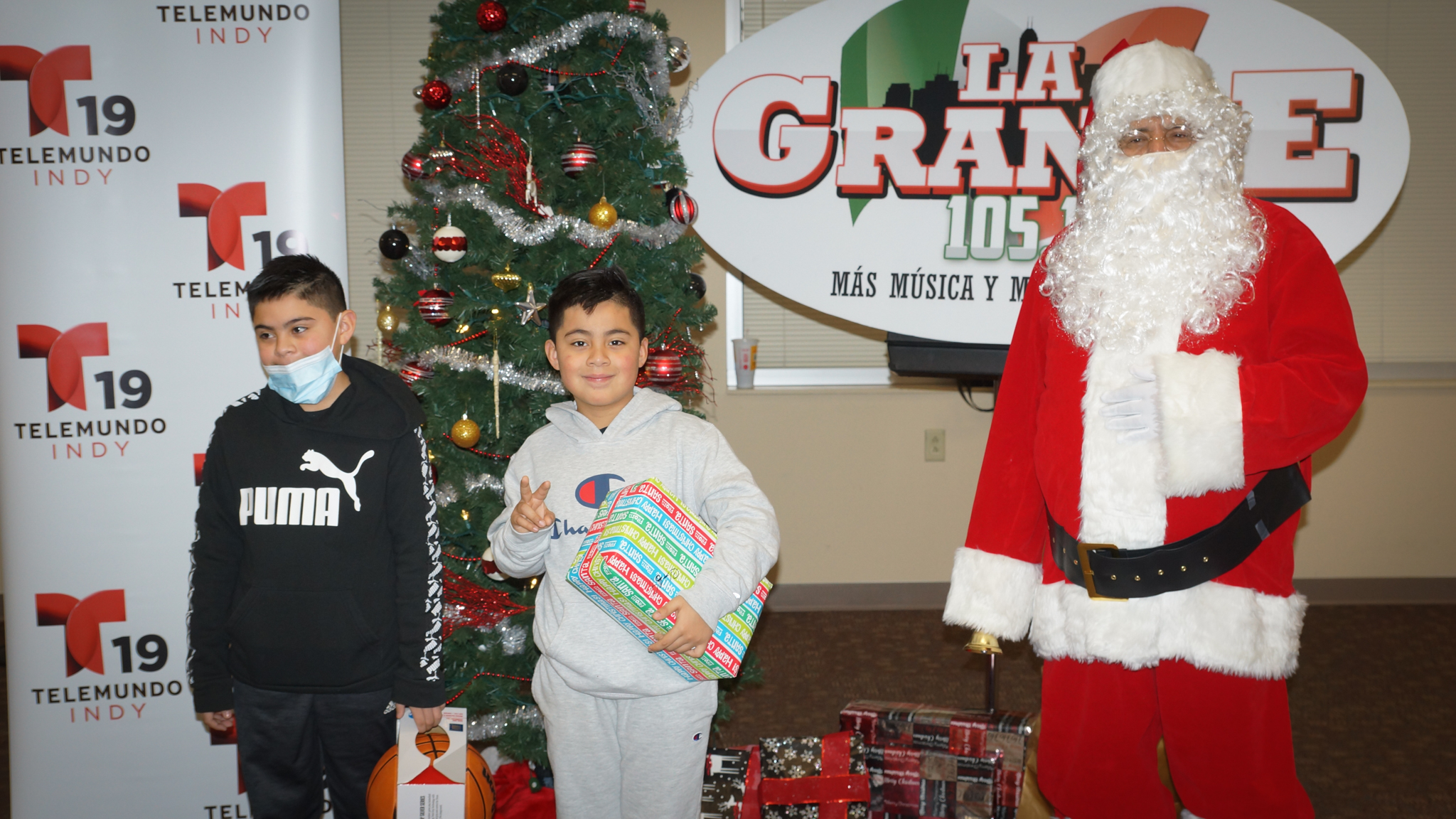 Navidad En Grande Pics with Santa Claus