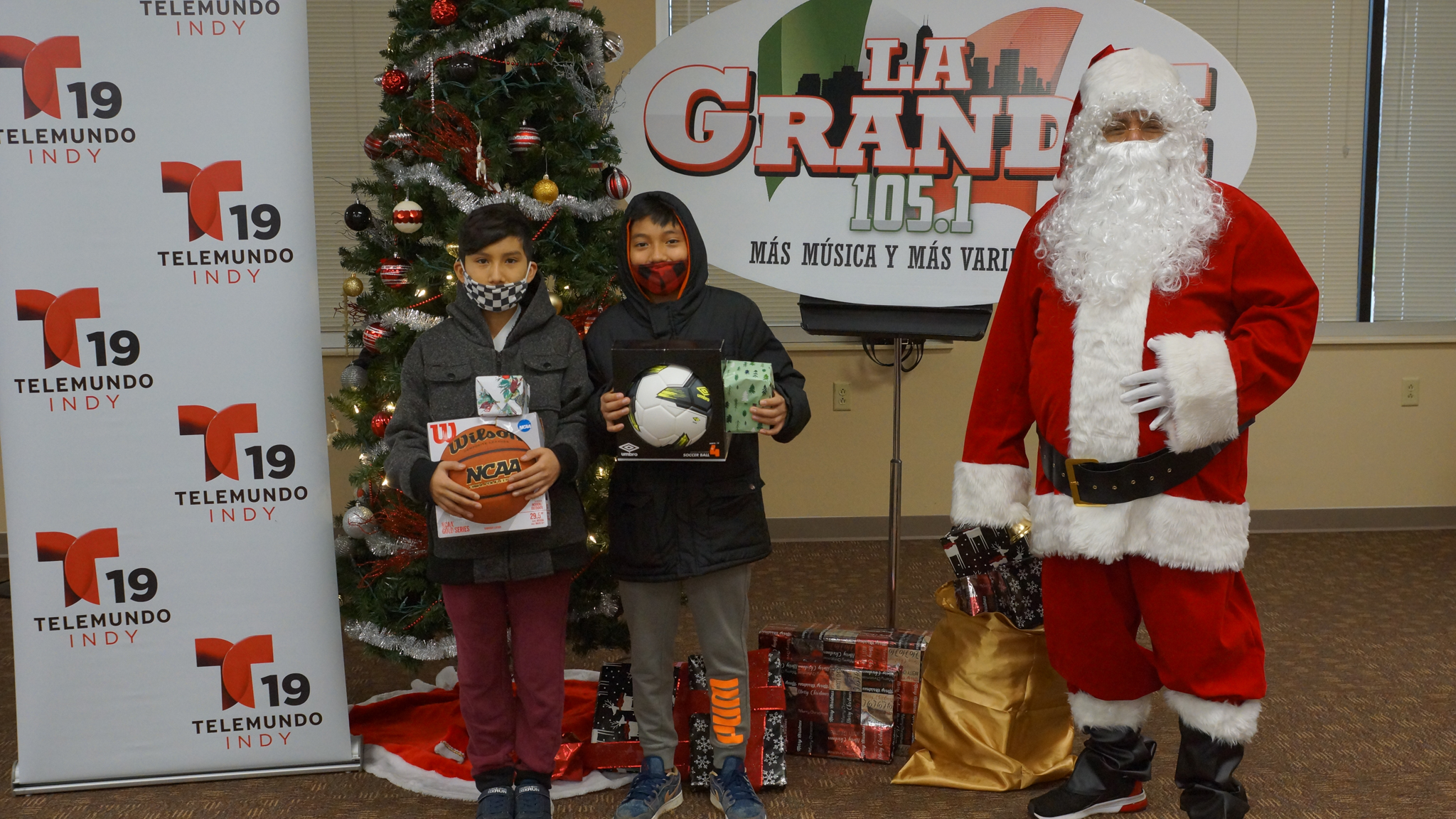 Navidad En Grande Pics with Santa Claus