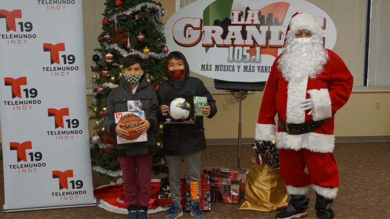 Navidad En Grande Pics with Santa Claus