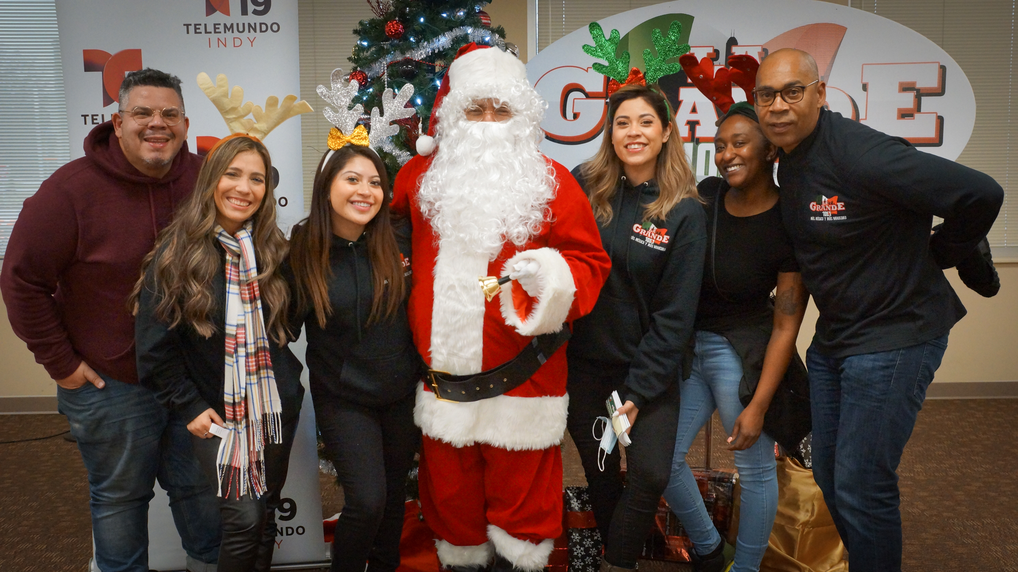 Navidad En Grande Pics with Santa Claus
