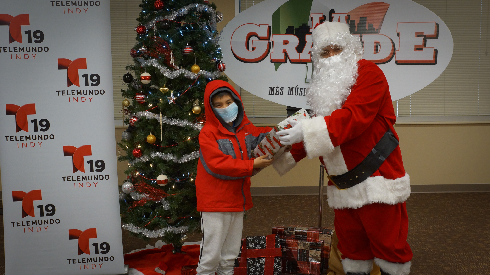 Navidad En Grande Pics with Santa Claus