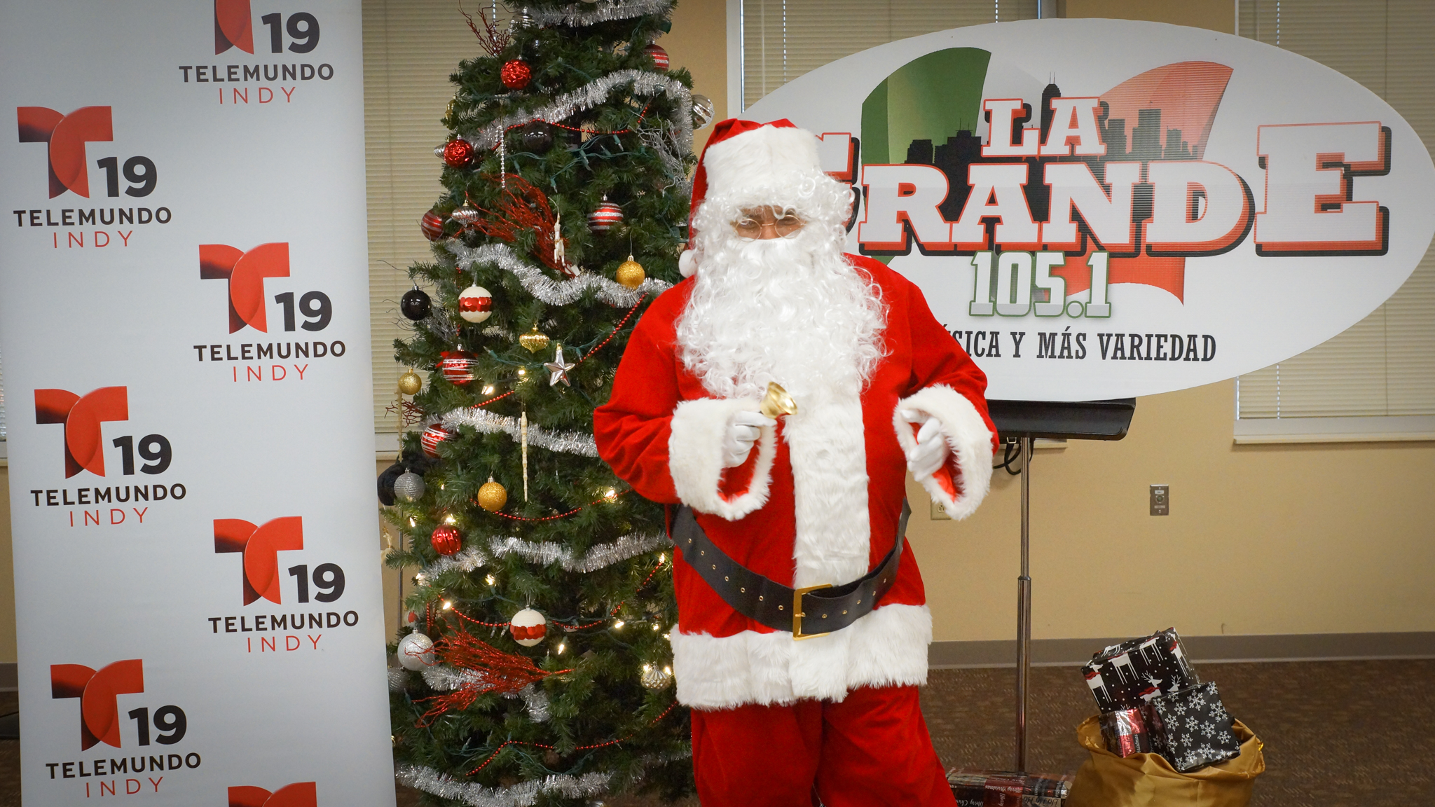 Navidad En Grande Pics with Santa Claus