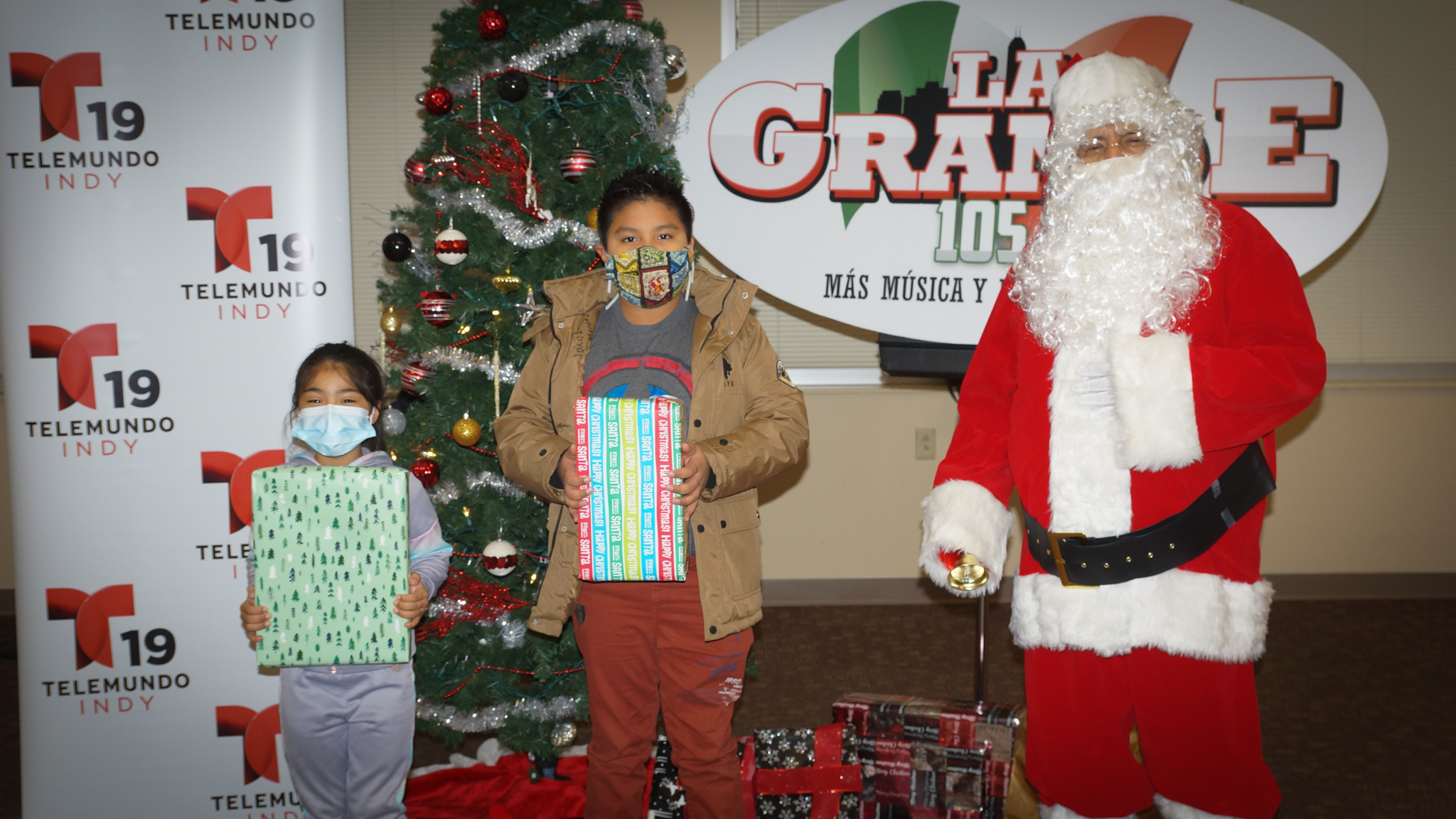 Navidad En Grande Pics with Santa Claus