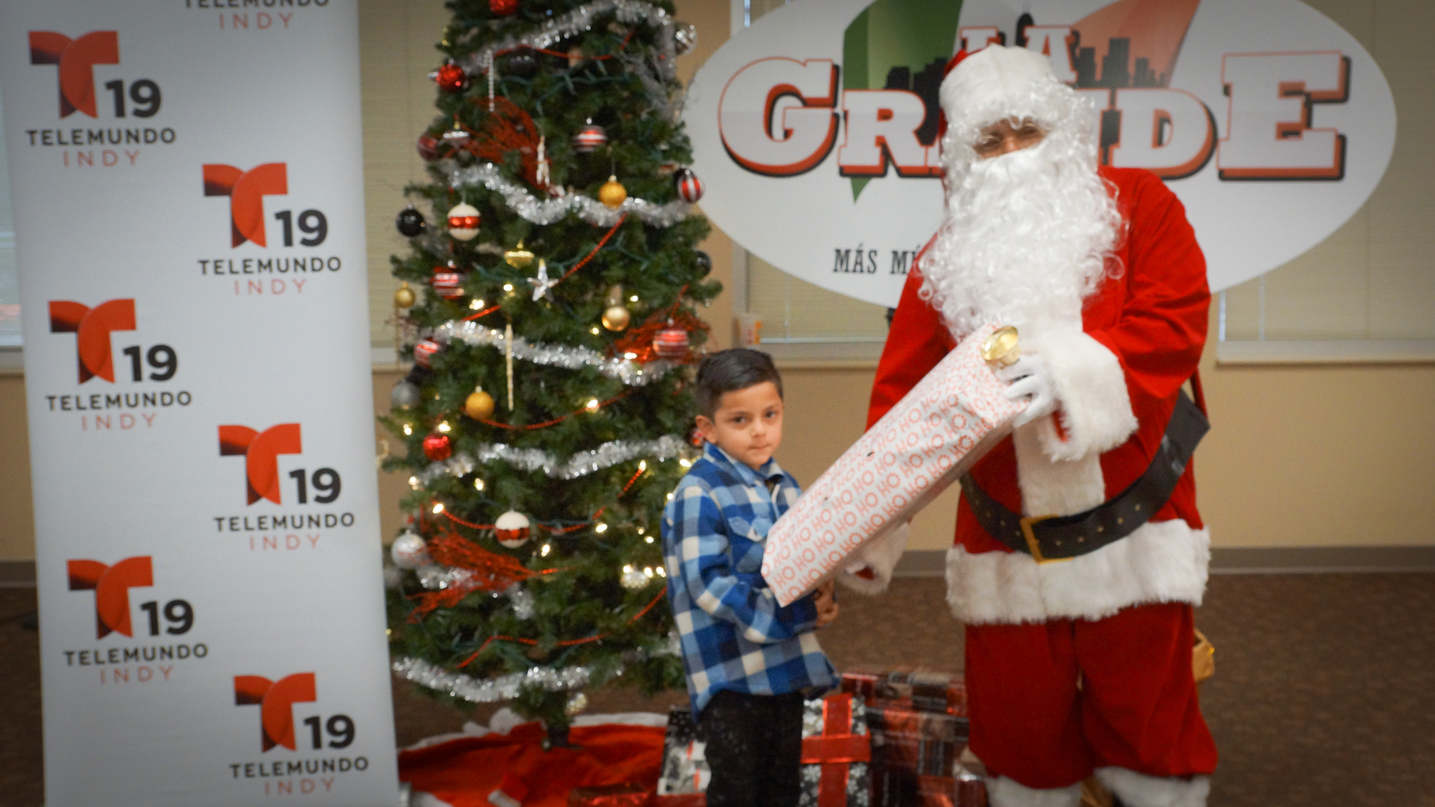 Navidad En Grande Pics with Santa Claus