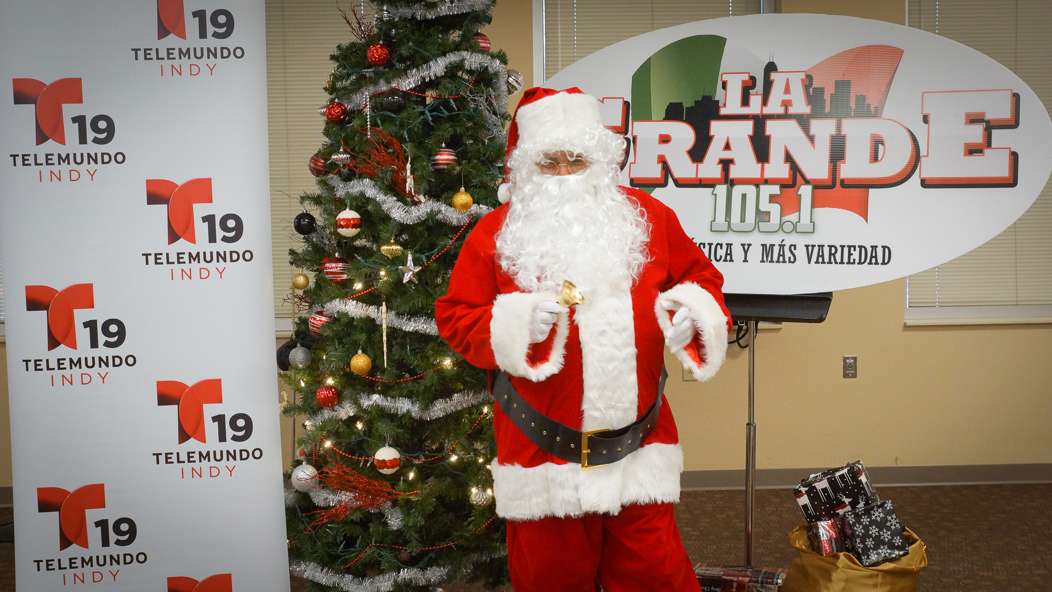 Navidad En Grande Pics with Santa Claus