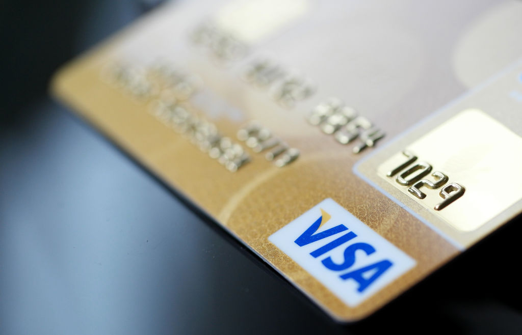 EU caps fees on credit cards