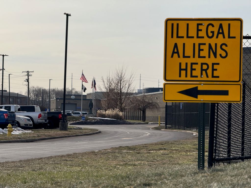 Letrero antiinmigrante en carcel del condado de Butler, Ohio