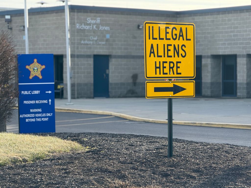 'Illegal Aliens Here' sign @ Butler County Jail, Hamilton, Ohio