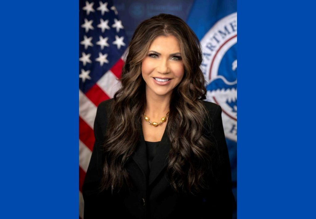 Forward Latino solicita destitución inmediata de Kristi Noem