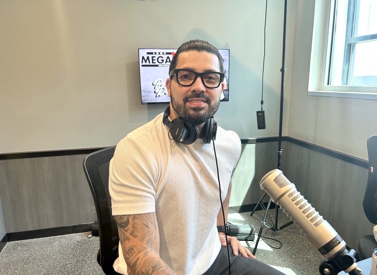 “Talento Indy”: Carisma de DJ Gil alegra estudios de La Mega